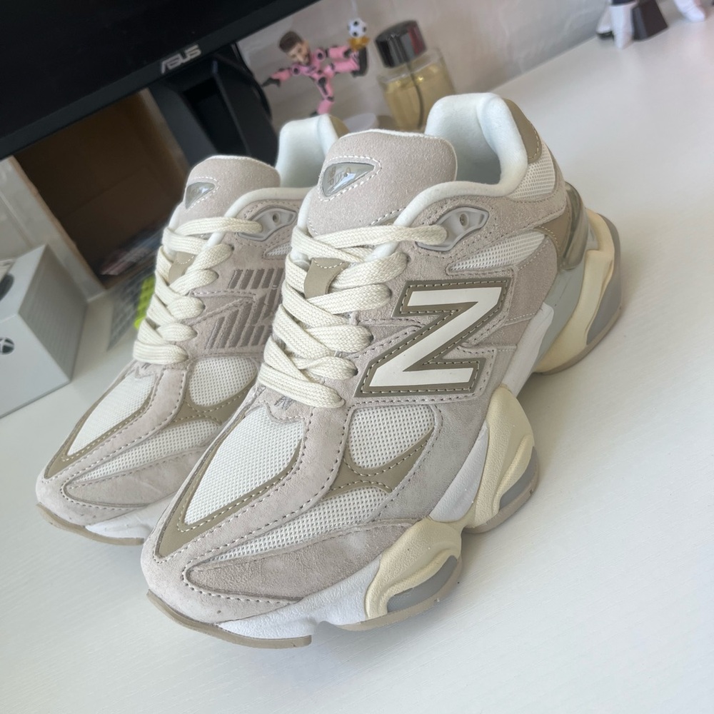 New Balance White and Tan Sneakers Retro Chunky Design